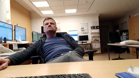 Snapshot of guschidick chatting on 10-28-25, 02:37 guschidick online show from 10-28-25, 02:37