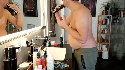 Snapshot of guschidick chatting on 11-25-25, 11:54 guschidick online show from 11-25-25, 11:54