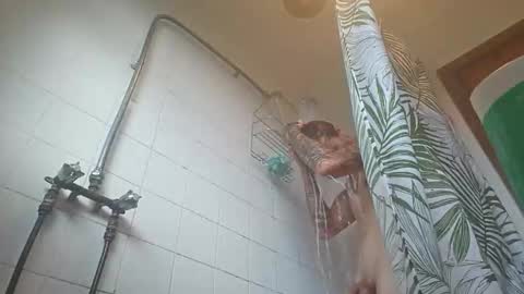 Snapshot of gusmuss chatting on 05-05-26, 11:46 Jamie online show from 05-05-26, 11:46