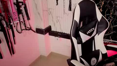 Miss online show from 11-10-25, 04:06