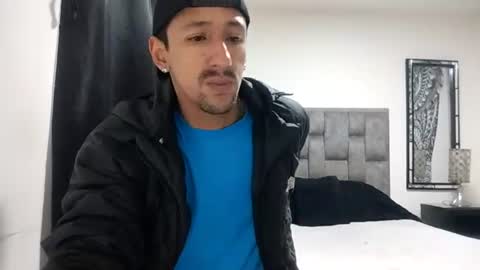 Snapshot of guykarim chatting on 06-12-26, 12:15 karim online show from 06-12-26, 12:15