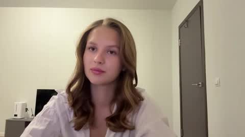 Snapshot of gwendolynnn chatting on 06-03-26, 05:29 Mia online show from 06-03-26, 05:29