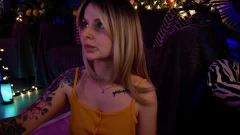 Snapshot of gwenhilton chatting on 02-13-25, 08:48 gwenhilton online show from 02-13-25, 08:48