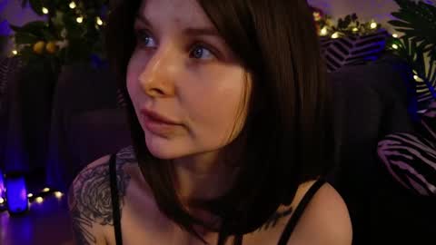 Snapshot of gwenhilton chatting on 03-11-25, 05:38 gwenhilton online show from 03-11-25, 05:38