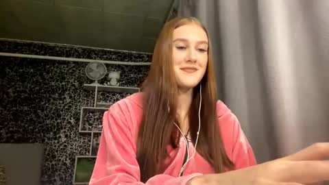 Snapshot of gwenmestayer chatting on 09-21-25, 07:15 Gwen online show from 09-21-25, 07:15