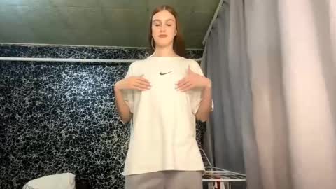 Snapshot of gwenmestayer chatting on 10-08-25, 11:24 Gwen online show from 10-08-25, 11:24