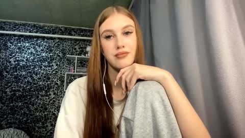 Snapshot of gwenmestayer chatting on 10-11-25, 08:18 Gwen online show from 10-11-25, 08:18