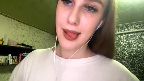 Snapshot of gwenmestayer chatting on 10-13-25, 08:42 Gwen online show from 10-13-25, 08:42