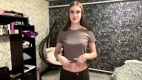 Snapshot of gwenmestayer chatting on 10-15-25, 08:31 Gwen online show from 10-15-25, 08:31