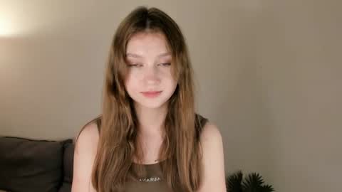 Snapshot of gwennielove chatting on 06-21-26, 07:00 Molly online show from 06-21-26, 07:00