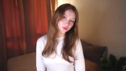 Snapshot of gwennielove chatting on 06-24-26, 03:44 Molly online show from 06-24-26, 03:44