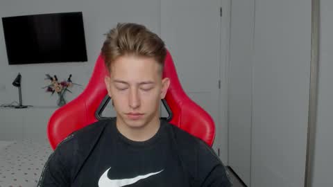 Snapshot of gym_alpha chatting on 10-12-25, 02:16 Oliver online show from 10-12-25, 02:16