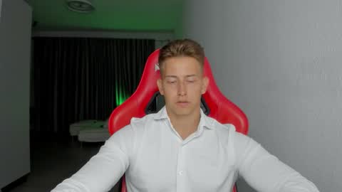 Snapshot of gym_alpha chatting on 11-06-25, 10:32 Oliver online show from 11-06-25, 10:32