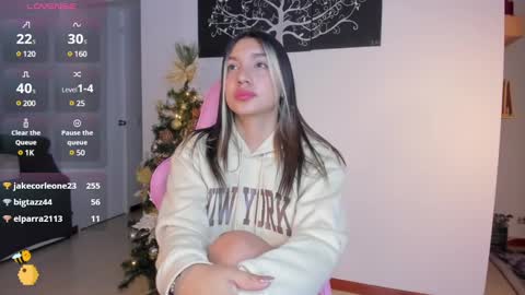 Snapshot of h3y_mia3 chatting on 12-20-24, 08:06 Paulina  online show from 12-20-24, 08:06