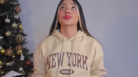 Snapshot of h3y_mia3 chatting on 12-21-24, 11:55 Paulina  online show from 12-21-24, 11:55