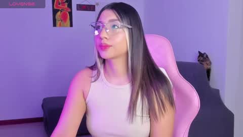 Snapshot of h3y_mia3 chatting on 03-02-25, 05:23 Paulina  online show from 03-02-25, 05:23