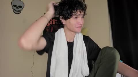 Snapshot of halan_jr chatting on 12-16-25, 11:32 halan online show from 12-16-25, 11:32