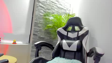 Snapshot of hall_anahiis chatting on 01-27-25, 01:05 Anahis online show from 01-27-25, 01:05