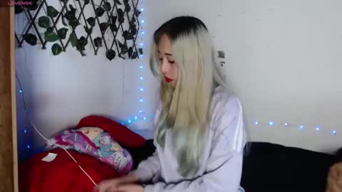 Snapshot of hallie_cam2 chatting on 10-05-25, 09:02 HALLIE online show from 10-05-25, 09:02