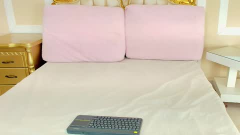 Snapshot of halliestone chatting on 01-10-26, 12:18 Hallie Stone online show from 01-10-26, 12:18