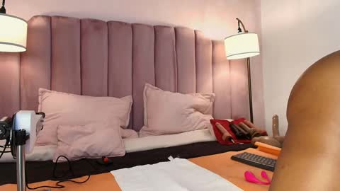 Snapshot of hallybans chatting on 02-06-25, 04:47 Hally Bans online show from 02-06-25, 04:47