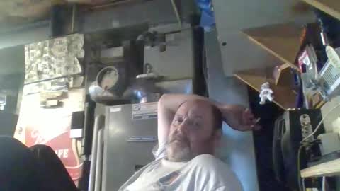 Snapshot of handiemanhere chatting on 10-08-25, 02:14 naked man online show from 10-08-25, 02:14