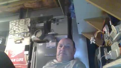 Snapshot of handiemanhere chatting on 10-22-25, 02:23 naked man online show from 10-22-25, 02:23