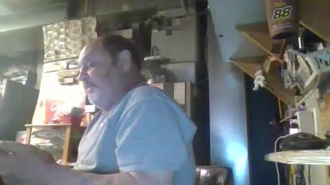 Snapshot of handiemanhere chatting on 04-14-26, 01:44 naked man online show from 04-14-26, 01:44