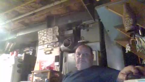 Snapshot of handiemanhere chatting on 05-10-26, 01:22 naked man online show from 05-10-26, 01:22