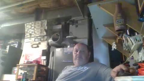 Snapshot of handiemanhere chatting on 05-17-26, 04:32 naked man online show from 05-17-26, 04:32