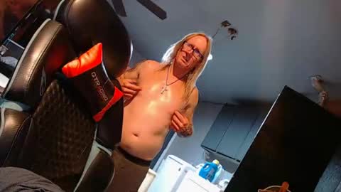 Snapshot of handyman5303 chatting on 11-12-25, 02:23 Handystudman online show from 11-12-25, 02:23