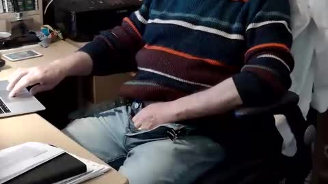 Snapshot of handz2 chatting on 11-04-25, 01:43 handz2 online show from 11-04-25, 01:43