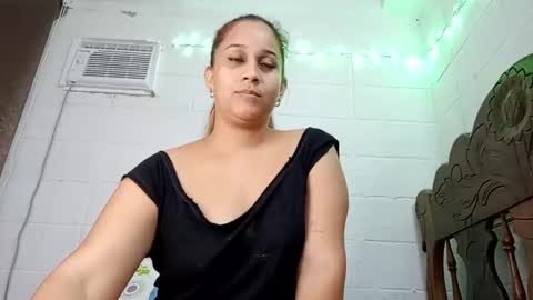 Snapshot of hankalanna chatting on 10-29-25, 04:15 Hank alanna online show from 10-29-25, 04:15