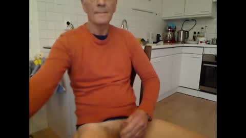 Snapshot of hankk54 chatting on 12-16-25, 09:36 hankk54 online show from 12-16-25, 09:36