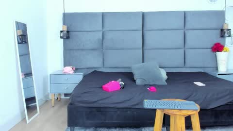 Hanna Castro online show from 11-27-25, 04:09