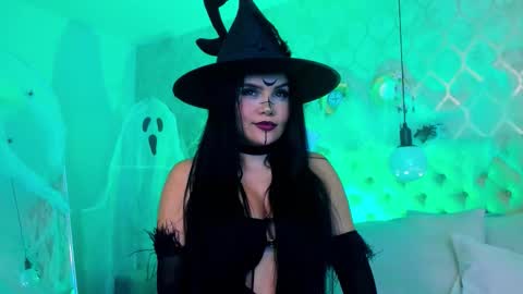 Hanna Brunn  online show from 10-31-25, 02:01