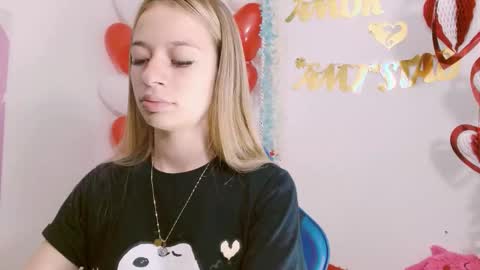 Snapshot of hannah_026 chatting on 09-12-25, 11:21 Hannah 027 online show from 09-12-25, 11:21