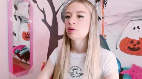 Snapshot of hannah_026 chatting on 10-20-25, 10:49 Hannah 027 online show from 10-20-25, 10:49