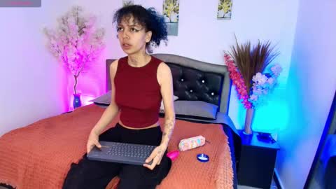 Snapshot of hannahblue_ chatting on 02-05-26, 12:21 HannahBlue online show from 02-05-26, 12:21