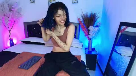 Snapshot of hannahblue_ chatting on 02-12-26, 12:55 HannahBlue online show from 02-12-26, 12:55
