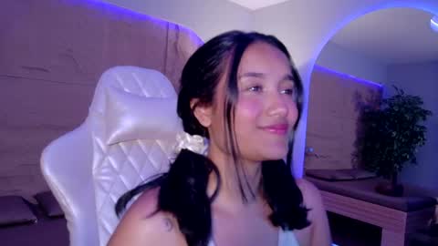 Snapshot of hannahmonttgomery chatting on 04-14-26, 04:35 hannahmonttgomery Help me reach 100 Hands up online show from 04-14-26, 04:35