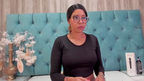 Snapshot of hannnafoxx chatting on 12-18-24, 10:19 online show from 12-18-24, 10:19