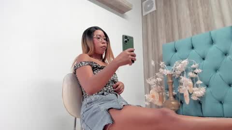 Snapshot of hannnafoxx chatting on 12-20-24, 10:27 online show from 12-20-24, 10:27