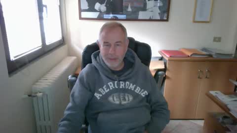Snapshot of hanscooper chatting on 10-12-25, 01:54 hanscooper online show from 10-12-25, 01:54