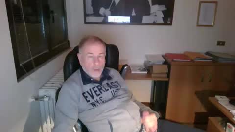 Snapshot of hanscooper chatting on 11-15-25, 05:53 hanscooper online show from 11-15-25, 05:53