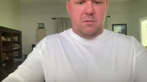 Snapshot of happilymarr1ed chatting on 11-19-25, 04:29 DadBod online show from 11-19-25, 04:29