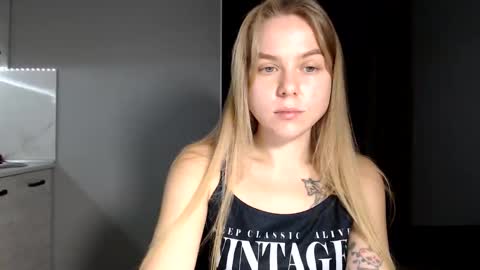 happy_fox_ online show from 11-28-25, 08:22