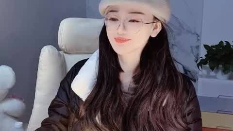 Snapshot of happysweetie168 chatting on 12-19-24, 04:57 Daisy online show from 12-19-24, 04:57