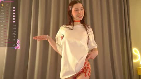 Snapshot of happyvivy chatting on 02-14-25, 08:31 Vivy online show from 02-14-25, 08:31