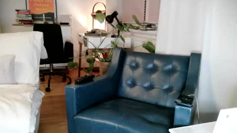 Snapshot of hard_out_here chatting on 10-15-25, 07:36 Chris online show from 10-15-25, 07:36